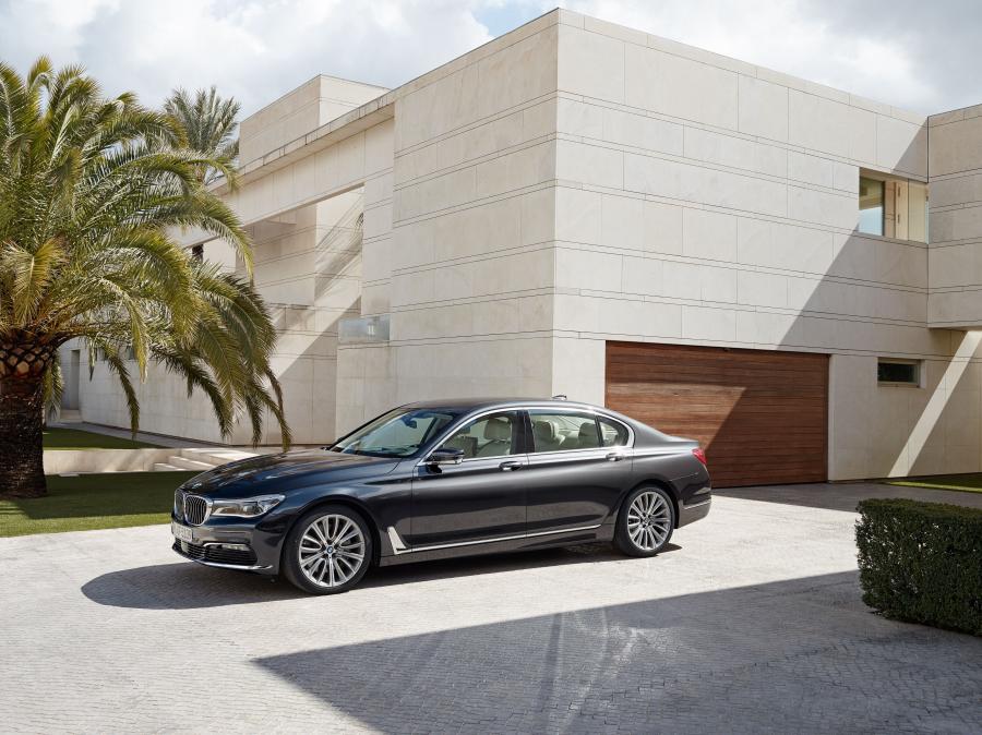  BMW 750Li xDrive 2015 года  (фото 30 из 41)